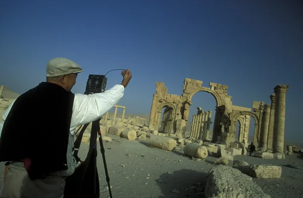 Man nemen foto in de buurt van Romeinse ruïnes — Stockfoto