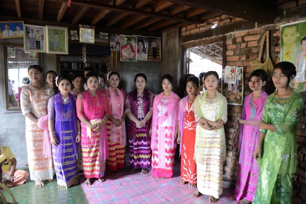 Asia Myanmar Myeik Shinpyu ceremonie — Stockfoto