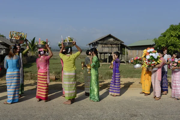 Asia Myanmar Myeik Shinpyu ceremonie — Stockfoto