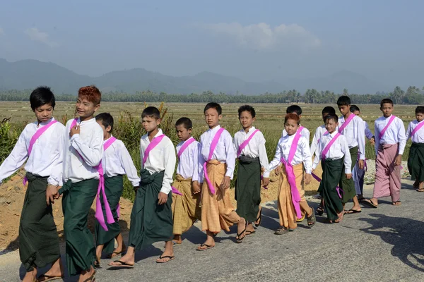 Asia Myanmar Myeik Shinpyu ceremonie — Stockfoto