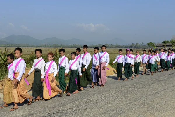 Asia Myanmar Myeik Shinpyu ceremonie — Stockfoto