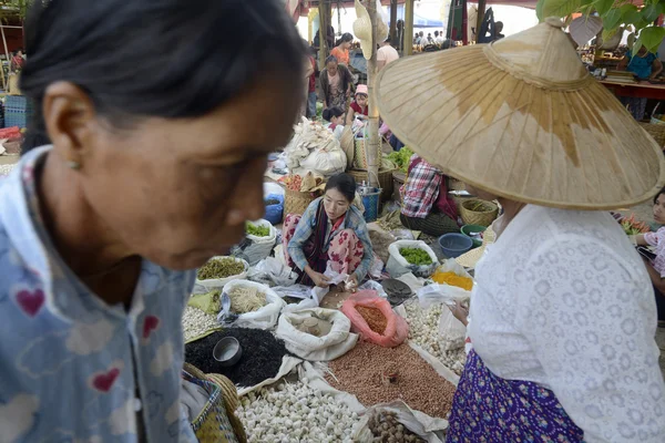 ASIA MYANMAR NYAUNGSHWE Tejiendo FACTORIA — Foto de Stock