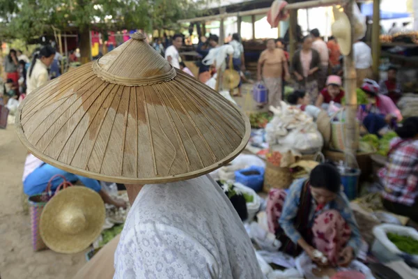 ASIA MYANMAR NYAUNGSHWE WEAVING FACTORY — Stock Photo, Image