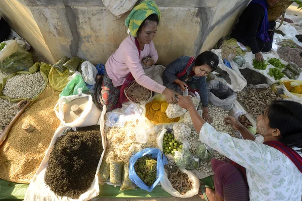 ASIA MYANMAR NYAUNGSHWE Tejiendo FACTORIA — Foto de Stock