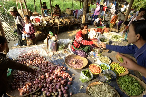 ASIA MYANMAR NYAUNGSHWE Tejiendo FACTORIA — Foto de Stock