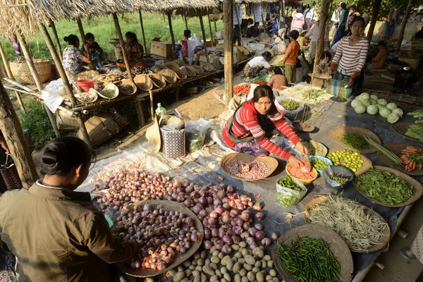 Asia Myanmar Nyaungshwe weven fabriek — Stockfoto