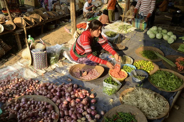 Asya Myanmar Nyaungshwe dokuma fabrikası — Stok fotoğraf