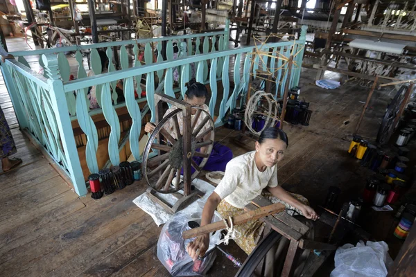 Азія М'янма Nyaungshwe ткацька фабрика — стокове фото
