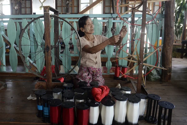 Азія М'янма Nyaungshwe ткацька фабрика — стокове фото