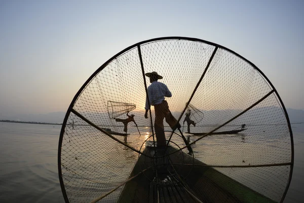 Pescatori su barche di legno con cime — Foto Stock