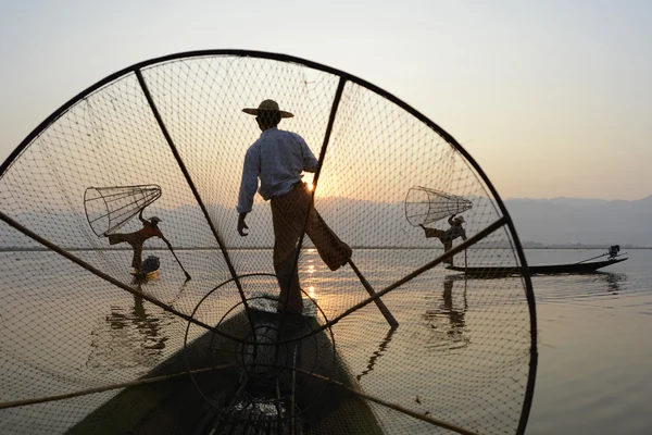 Pescatori su barche di legno con cime — Foto Stock