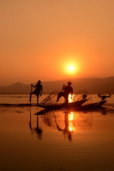 Рыбаки на деревянных лодках с креслами — стоковое фото