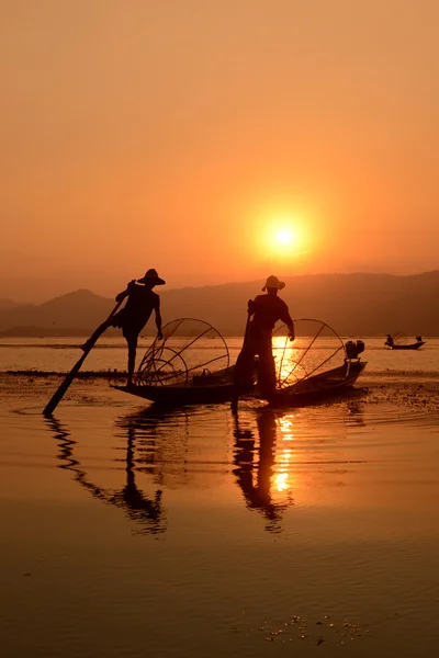 渔民在木船与筒子架上 — 图库照片