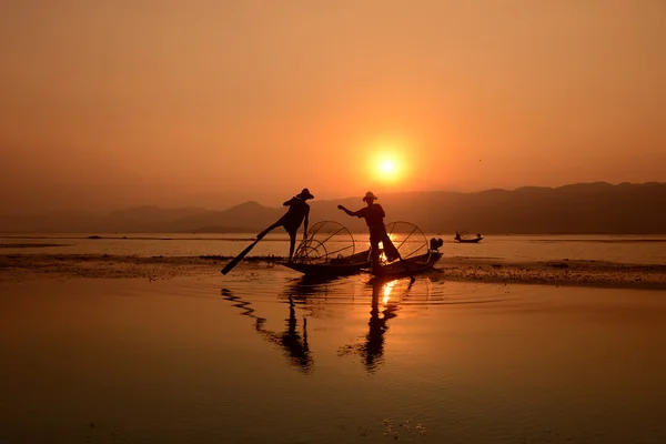 Рыбаки на деревянных лодках с креслами — стоковое фото