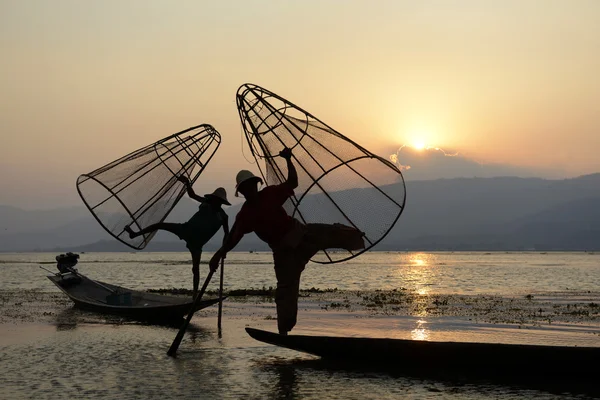 Pescatori su barche di legno con cime — Foto Stock