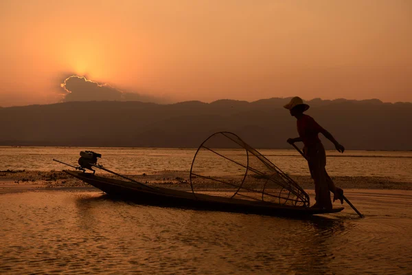 Nelayan di perahu kayu dengan creel — Stok Foto