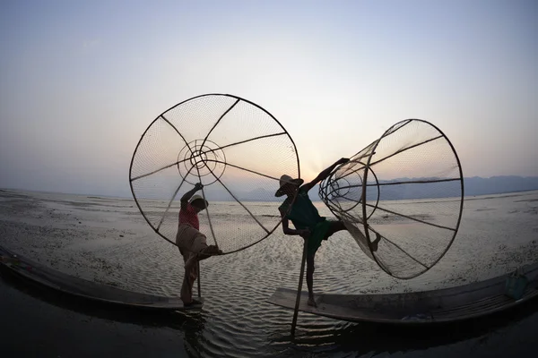 Vissers op houten boten met creels — Stockfoto