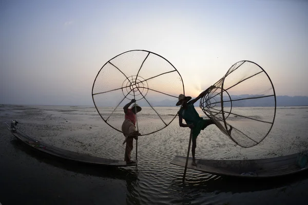 Pescatori su barche di legno con cime — Foto Stock