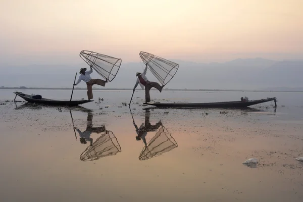 Kalastajat puuveneissä merroilla — kuvapankkivalokuva