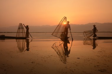 Balıkçılar tuzakları ile ahşap tekne