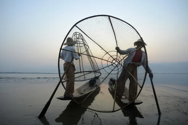 Pescatori su barche di legno con cime — Foto Stock