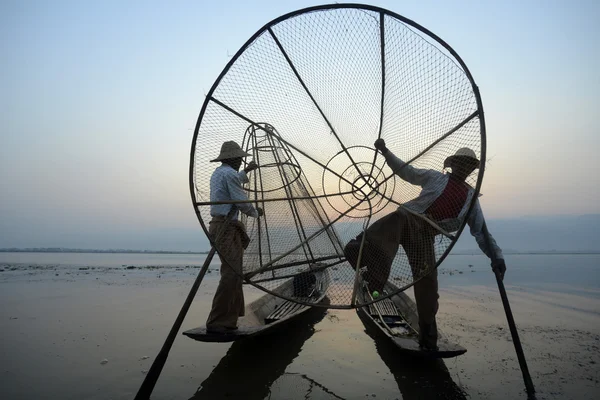 Pescatori su barche di legno con cime — Foto Stock