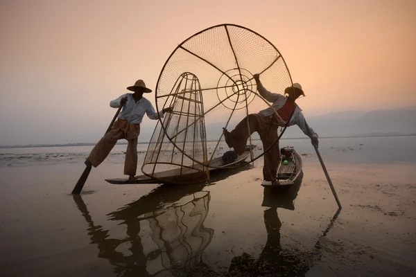 Pescatori su barche di legno con cime — Foto Stock