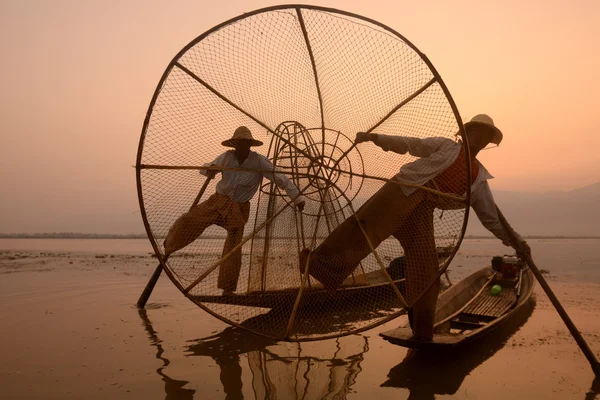 Pescatori su barche di legno con cime — Foto Stock