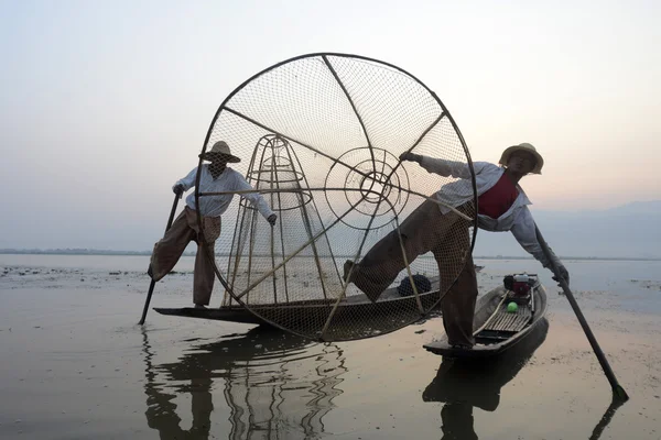 Pescatori su barche di legno con cime — Foto Stock