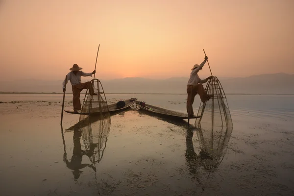 Pescadores en barcos de madera con grietas —  Fotos de Stock