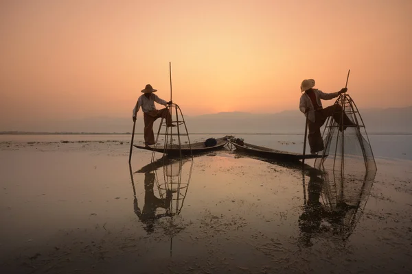 Fiskare på träbåtar med mjärdar — Stockfoto