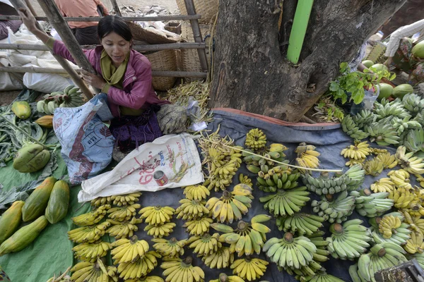 ASIA MYANMAR NYAUNGSHWE Tejiendo FACTORIA — Foto de Stock