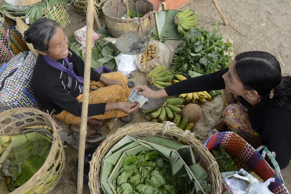 ASIA MYANMAR NYAUNGSHWE WEAVING FACTORY — Stock Photo, Image
