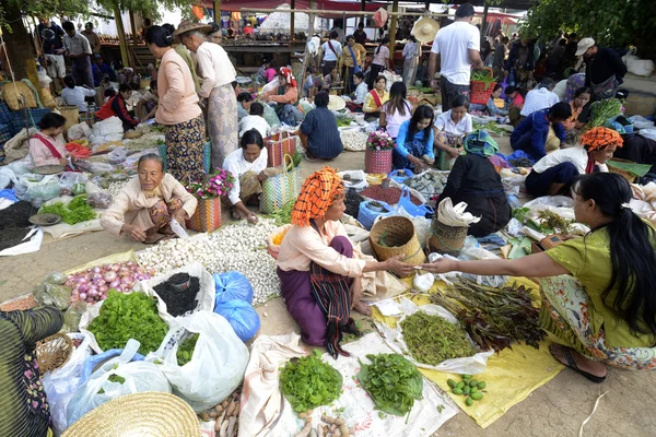 ASIA MYANMAR NYAUNGSHWE Tejiendo FACTORIA — Foto de Stock