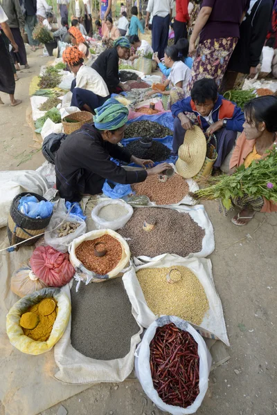 ASIA MYANMAR NYAUNGSHWE Tejiendo FACTORIA — Foto de Stock