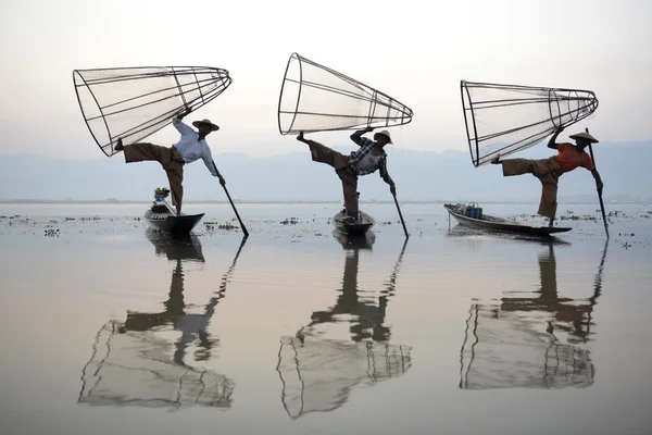 Pescatori su barche di legno con cime — Foto Stock