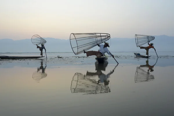 Pescatori su barche di legno con cime — Foto Stock