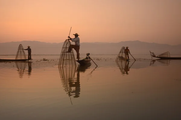 Pescadores em barcos de madeira com crivos — Fotografia de Stock