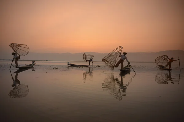 Pescatori su barche di legno con cime — Foto Stock