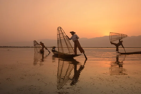 Pescatori su barche di legno con cime — Foto Stock