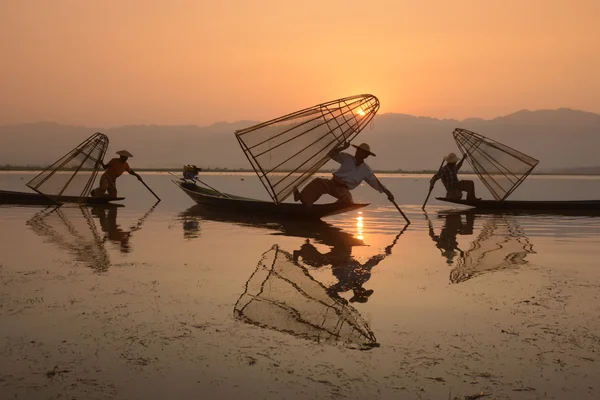 渔民在木船与筒子架上 — 图库照片