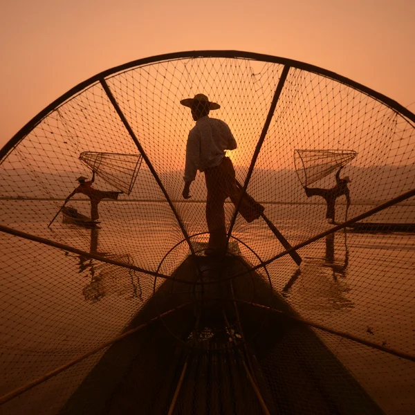 Pescadores en barcos de madera con grietas — Foto de Stock