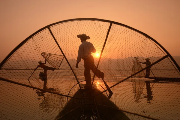 Pescadores en barcos de madera con grietas — Foto de Stock