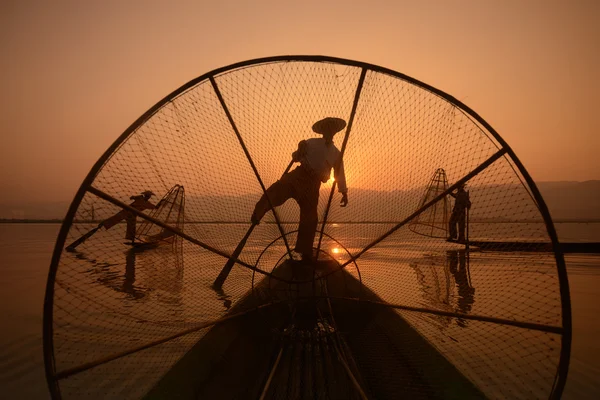 Pescadores en barcos de madera con grietas — Foto de Stock