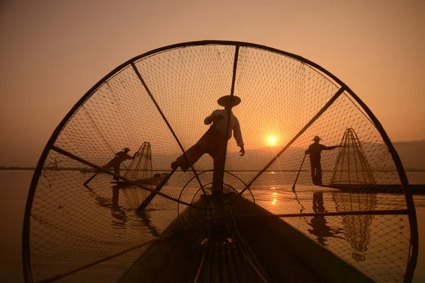 Pescatori su barche di legno con cime — Foto Stock