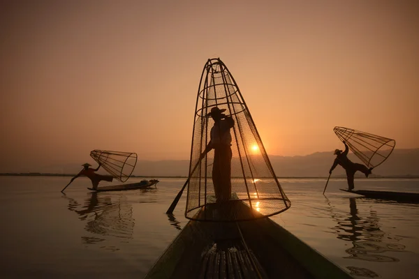 Pescadores en barcos de madera con grietas — Foto de Stock