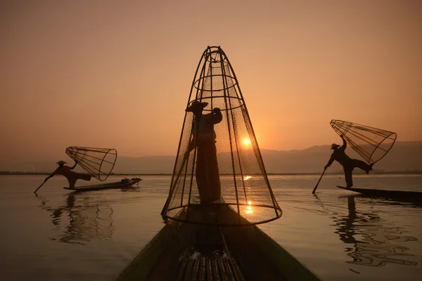 Pescatori su barche di legno con cime — Foto Stock