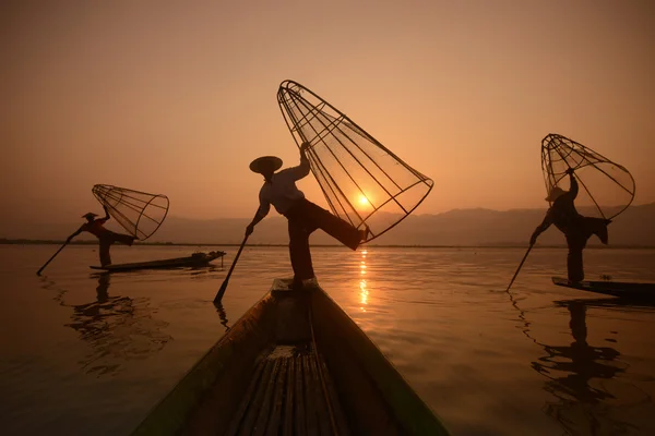 Pescatori su barche di legno con cime — Foto Stock