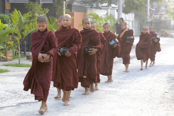 Jóvenes monjes budistas en camino en Nyaungshwe — Foto de Stock