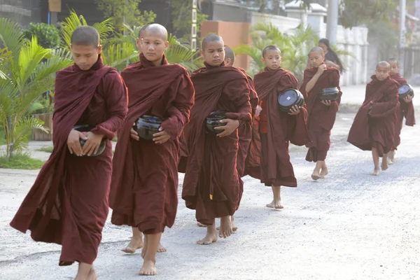 Jóvenes monjes budistas en camino en Nyaungshwe — Foto de Stock